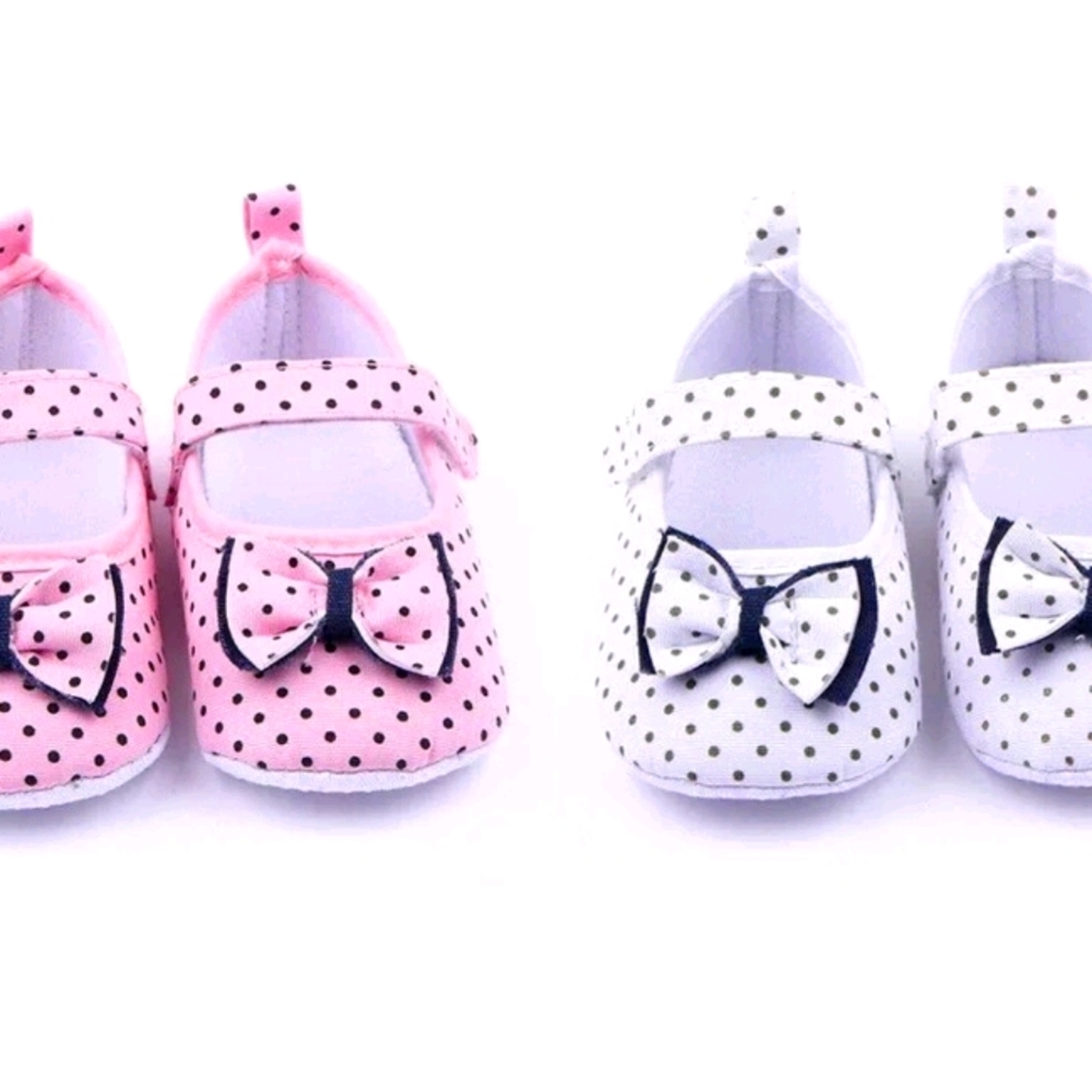 Very cute polka-dot baby shoes 3 to 6mo